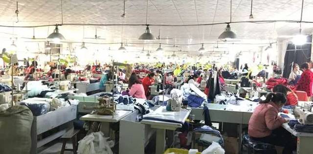 淮陰區(qū)袁集服裝廠生產(chǎn)旺季,吳靜、倪春曉一行人怎樣讓一車間的員工都做了這樣一件事?